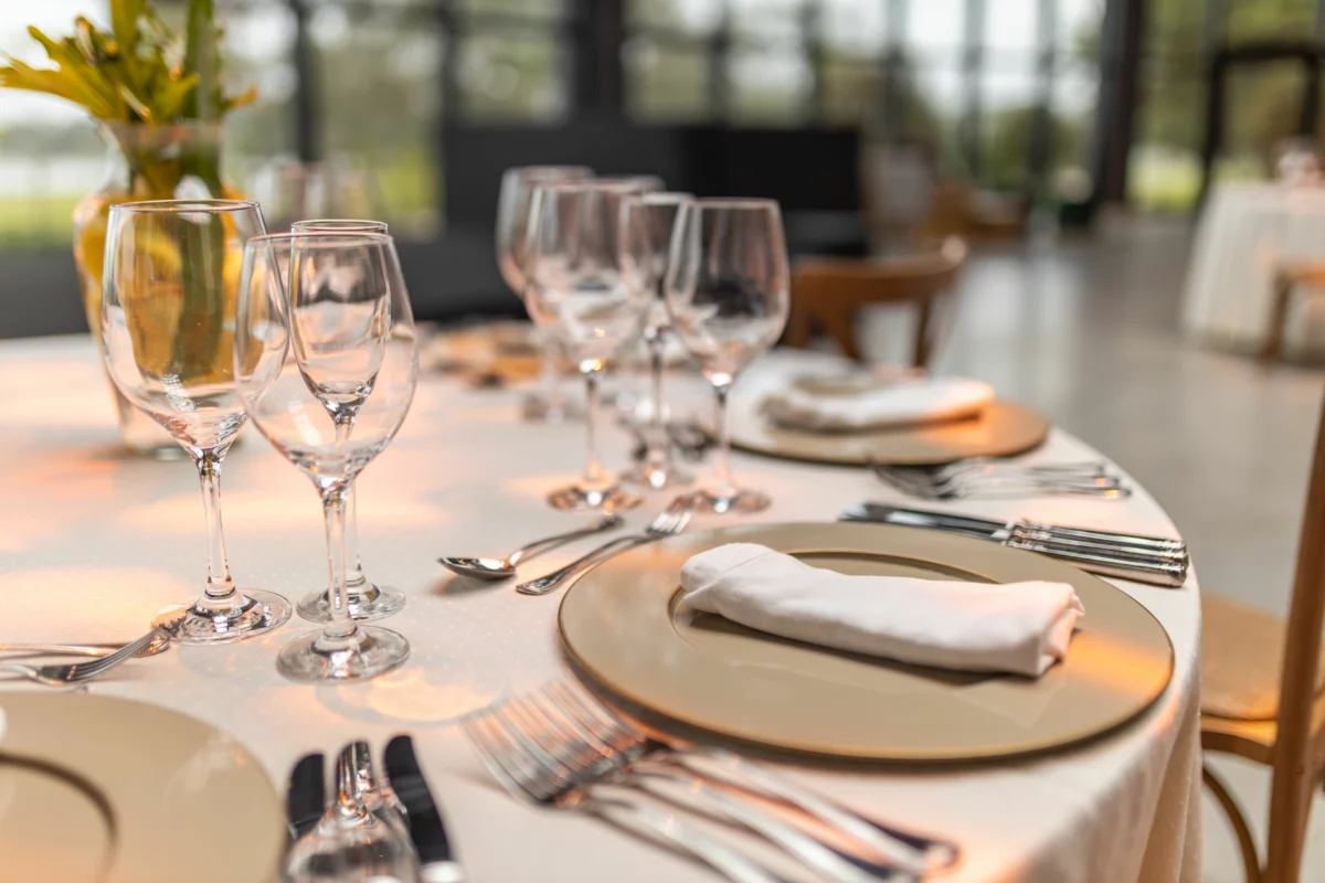 Table dressée dans un restaurant gastronomique, dans l'esprit du Guide Michelin Belgique 2022