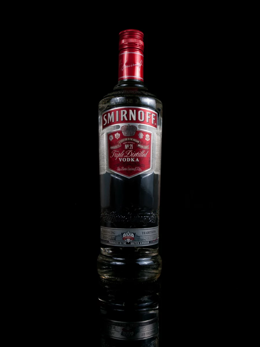 Bouteille de vodka sur fond sombre pour illustrer notre sélection des meilleures vodkas par budget