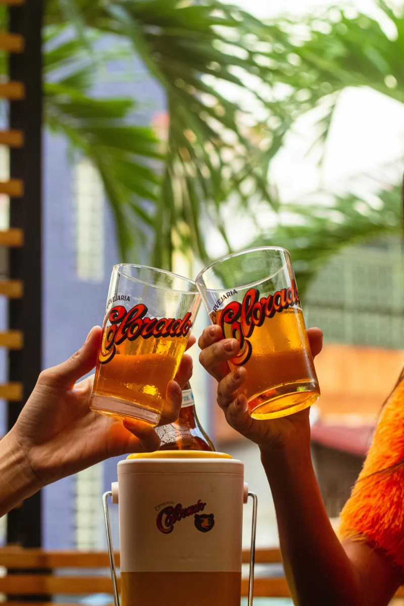 Deux amis qui trinquent avec des bières artisanales, symbole d'une communauté bière conviviale