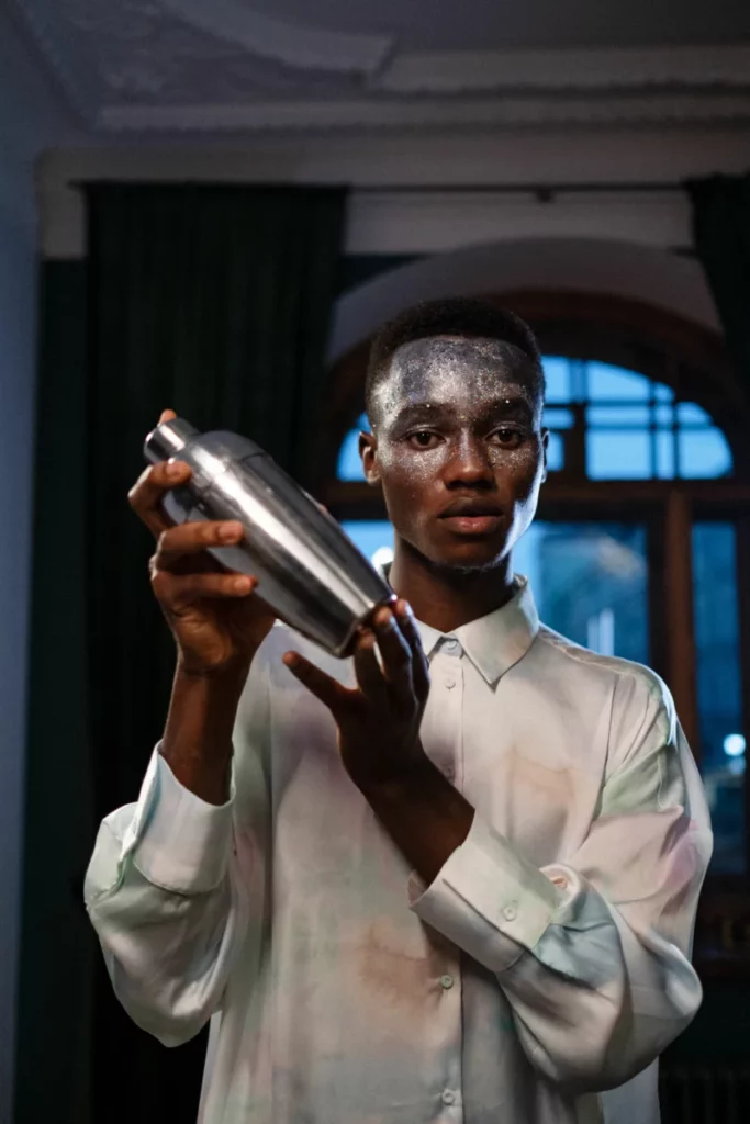 Jeune homme tenant un shaker en inox, idée de cadeau cocktail pour papa