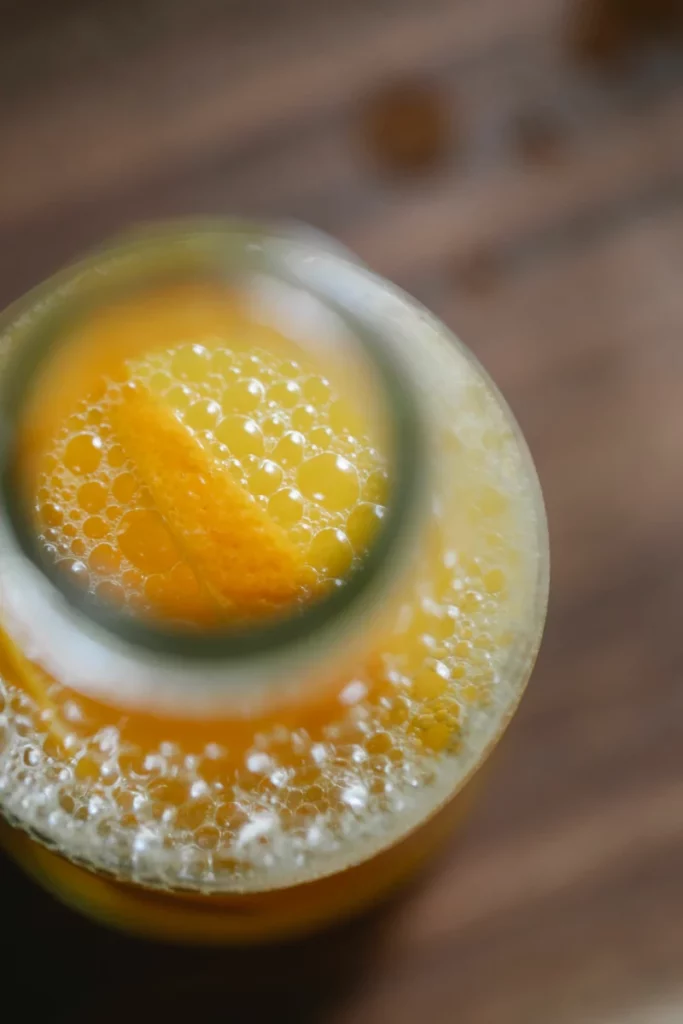Bouteille de jus d'orange frais avec oranges entieres et coupees