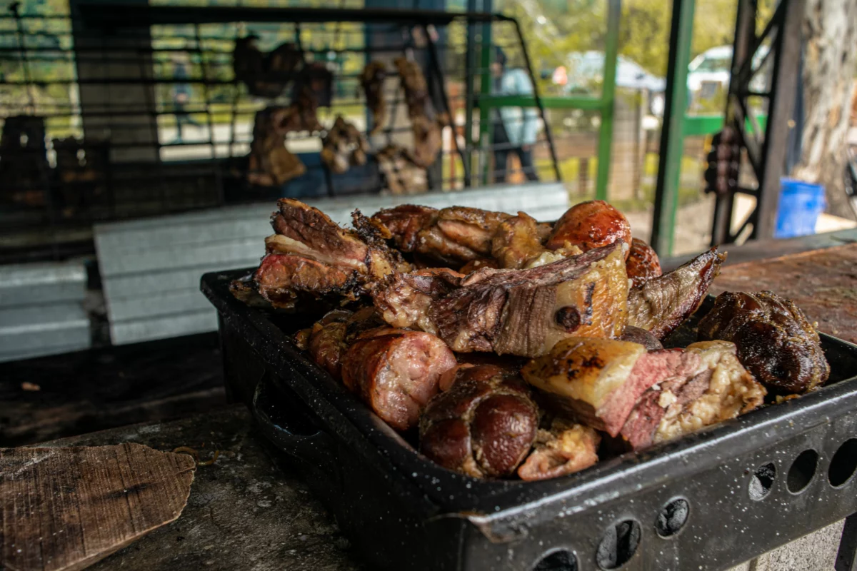 Côte de bœuf belge grillée au barbecue et servie avec des légumes
