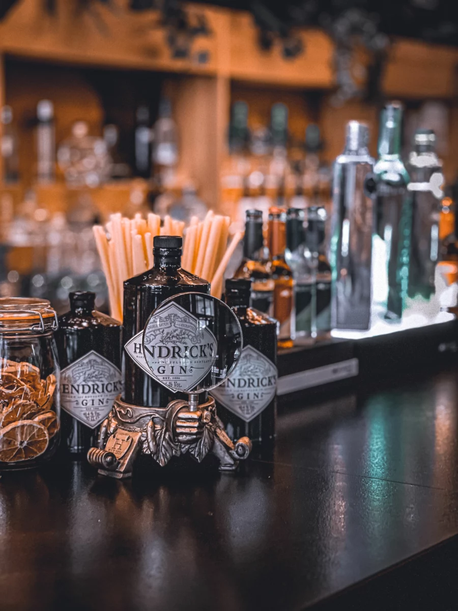 Bouteilles de gin alignées derrière un comptoir, dans l'esprit du sloe gin Fords