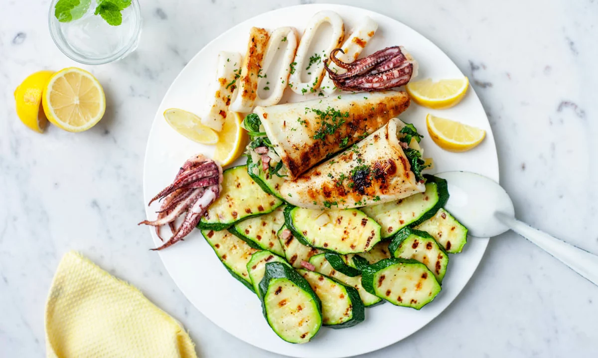 Étal de poisson de saison au printemps, roussette et églefin de la mer du Nord