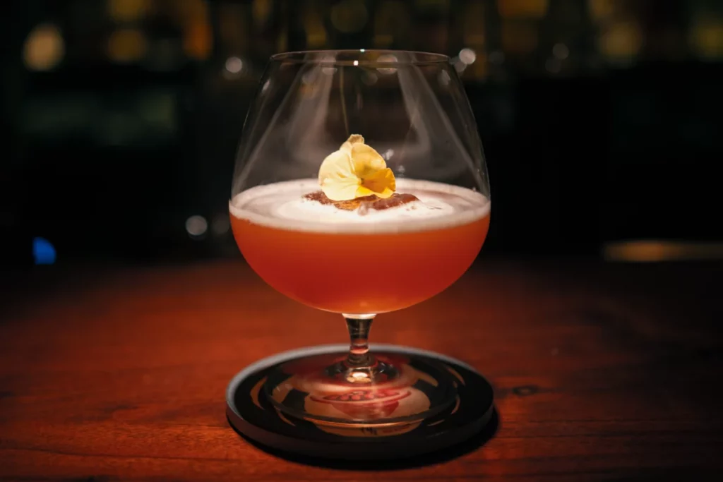Bar à cocktails élégant illustrant les tendances cocktails à San Francisco