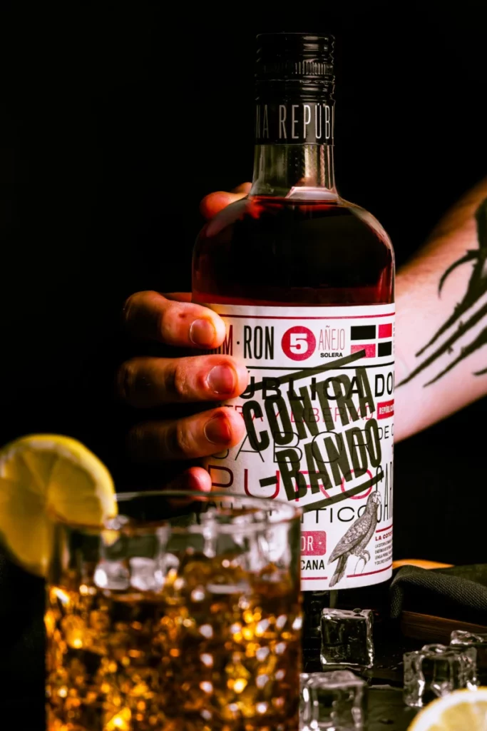Bouteille de whisky avec un zeste de citron