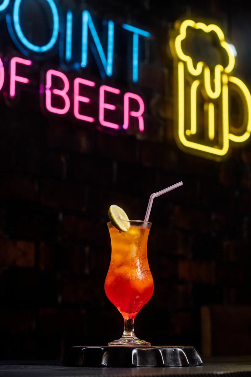 Cocktail servi dans un bar avec ambiance néon