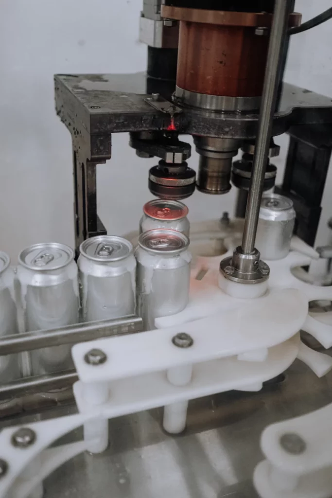 Canettes de biere sur une ligne de production