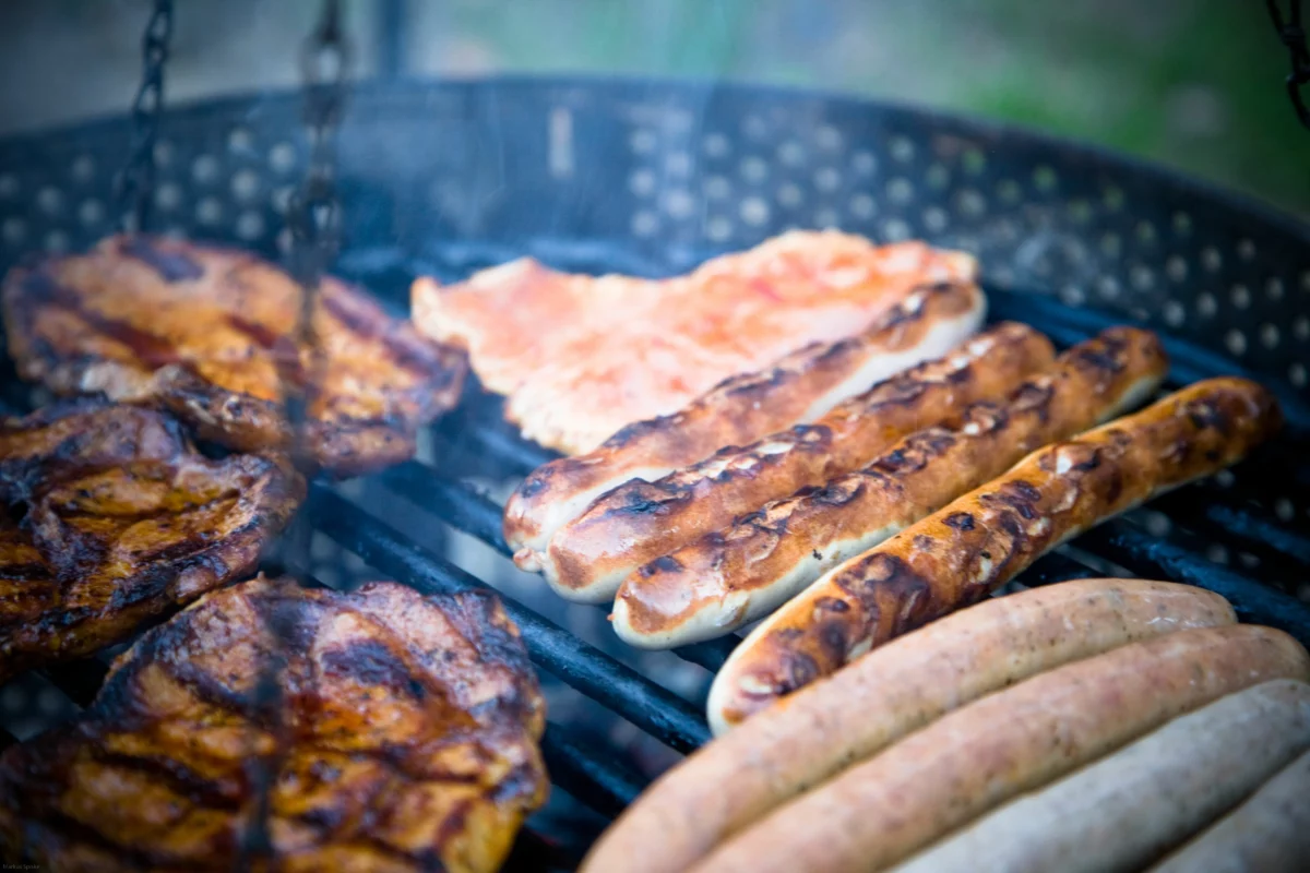 Grillades de viandes sur barbecue au charbon de bois, technique de grill et BBQ en restaurant