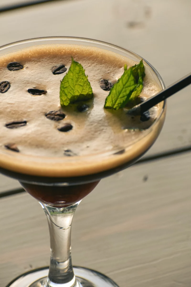 Cocktail crémeux au café garni de grains de café et de menthe