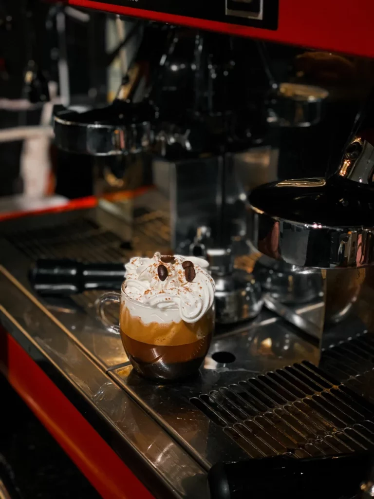 Verre de caffè cremoso avec crème de café sur glace pilée, boisson ital ienne d'eté
