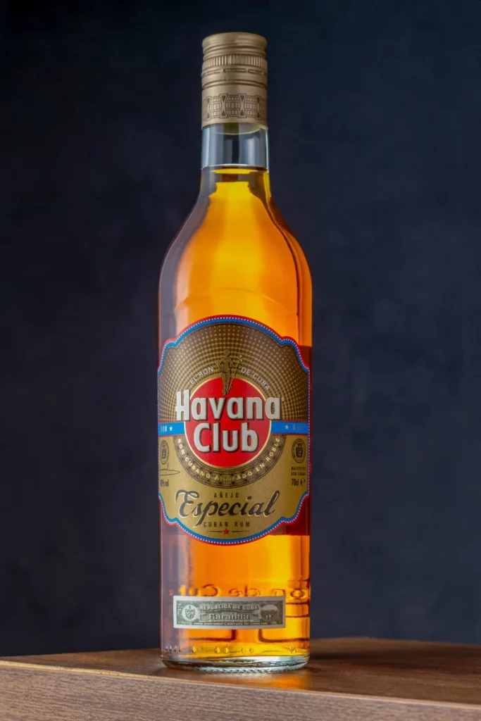 Bouteille de rhum cubain, illustrant l'origine du mot rhum et ses appellations historiques