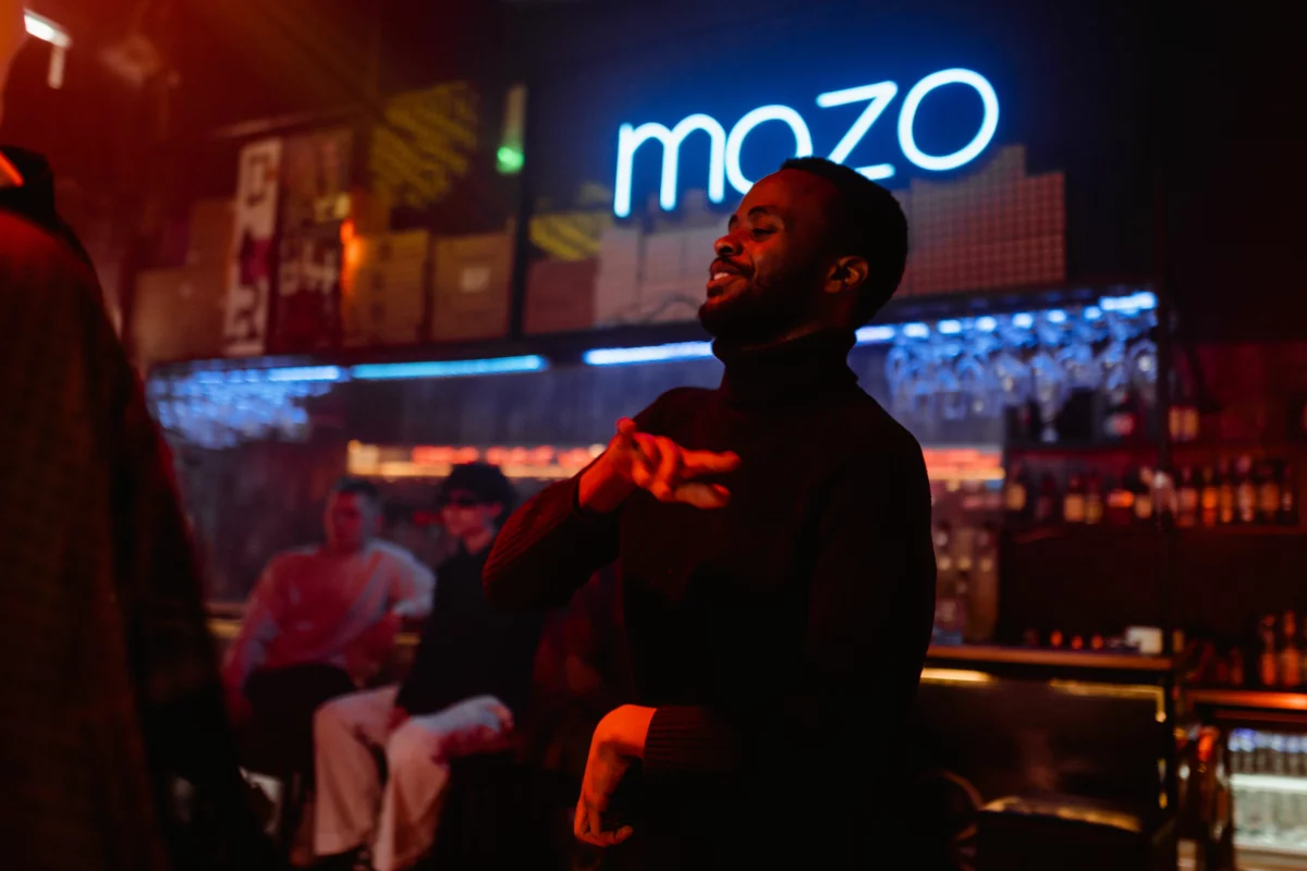 Comptoir de bar avec bouteilles et verres, illustrant l’usage du porto en cocktail