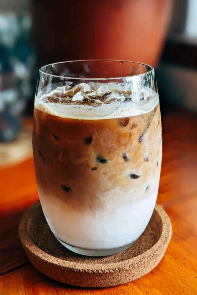 Café glacé servi dans un verre, une des recettes de café glacé de l'été