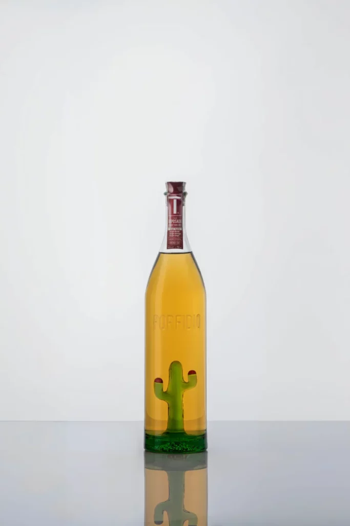 Bouteille de tequila avec decor de cactus