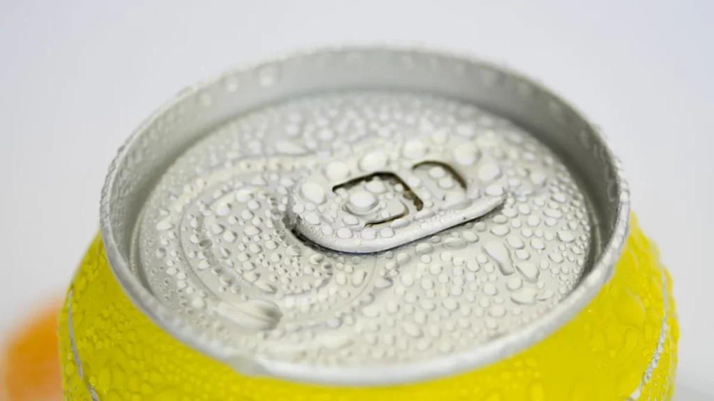 Canette de boisson fraîche posée sur la glace, à l'image du Topo Chico Hard Seltzer