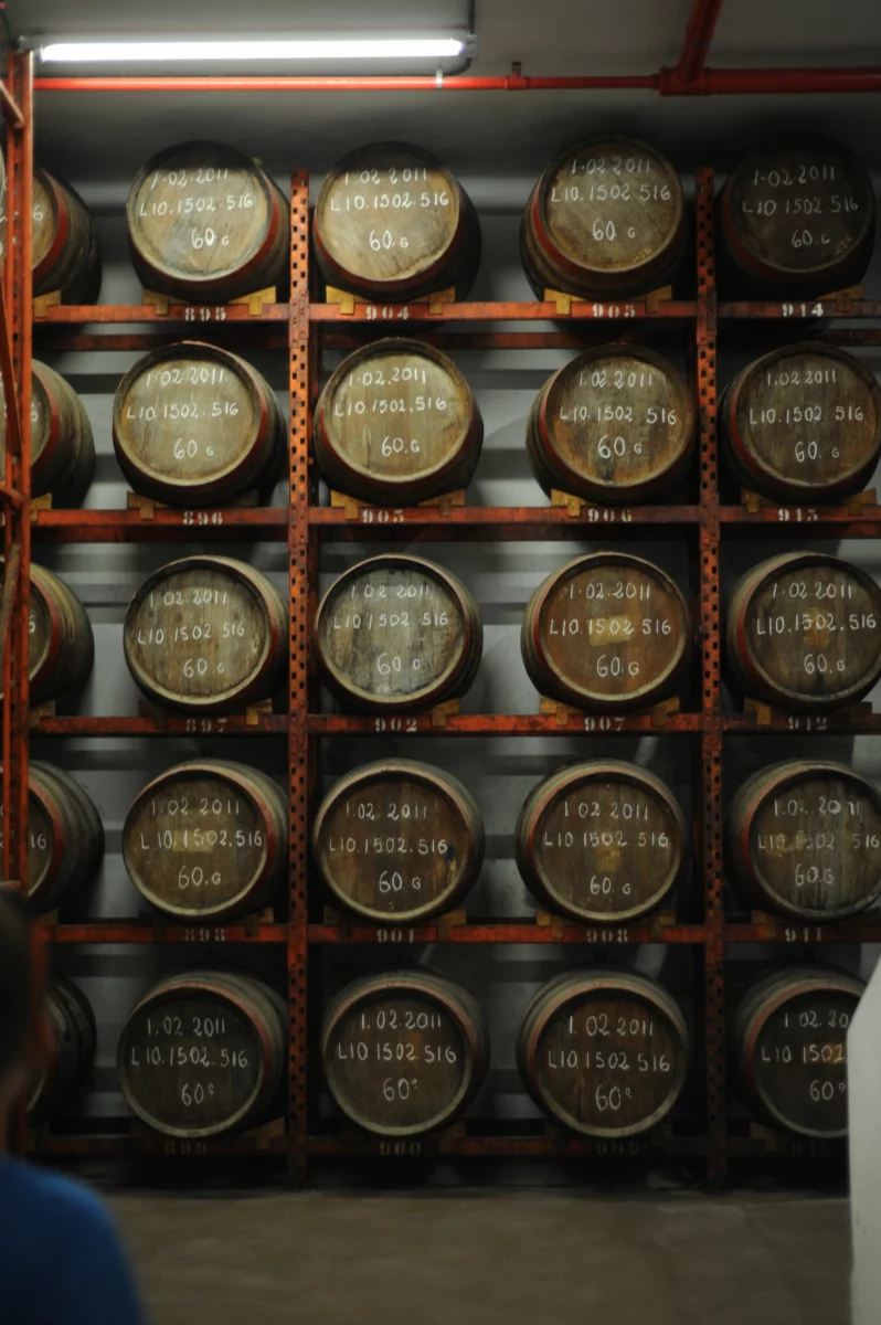 Fûts de bourbon empilés illustrant le vieillissement du bourbon Old Forester