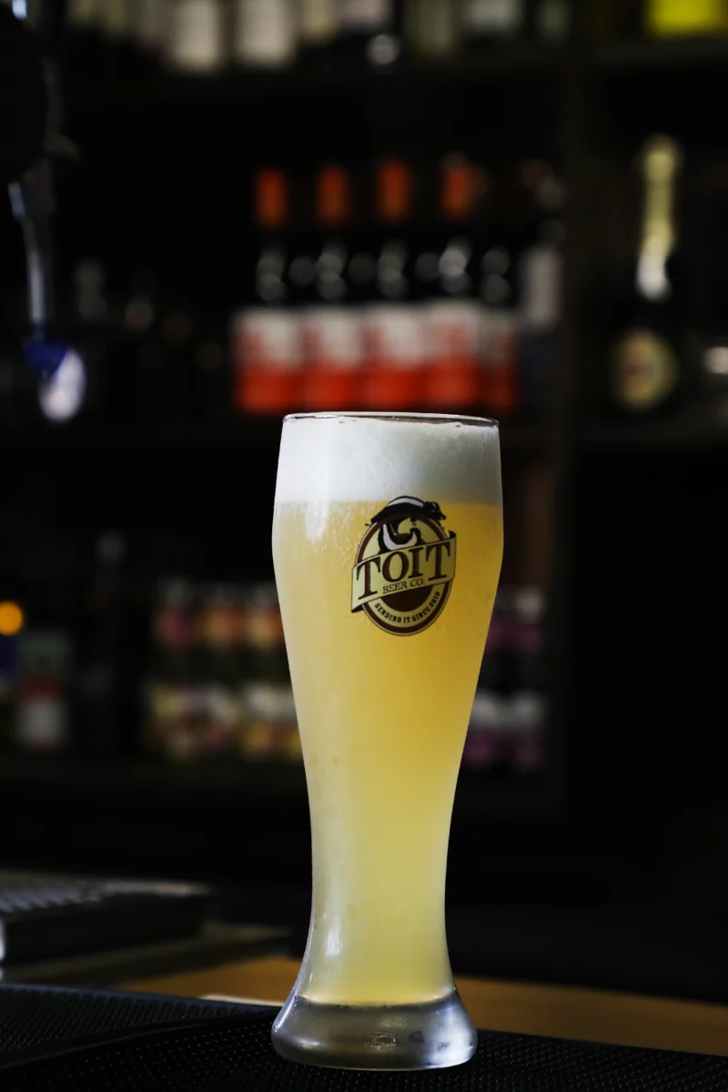 Verre de bière artisanale servi dans une microbrasserie