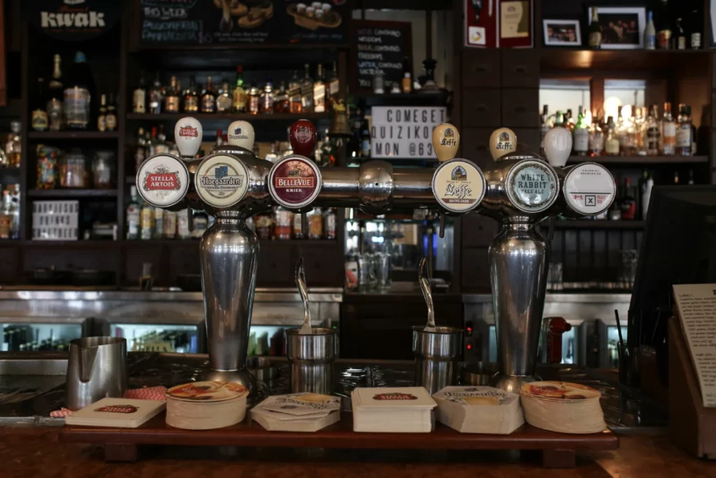 Becs à bière alignés sur un comptoir de brewpub artisanal
