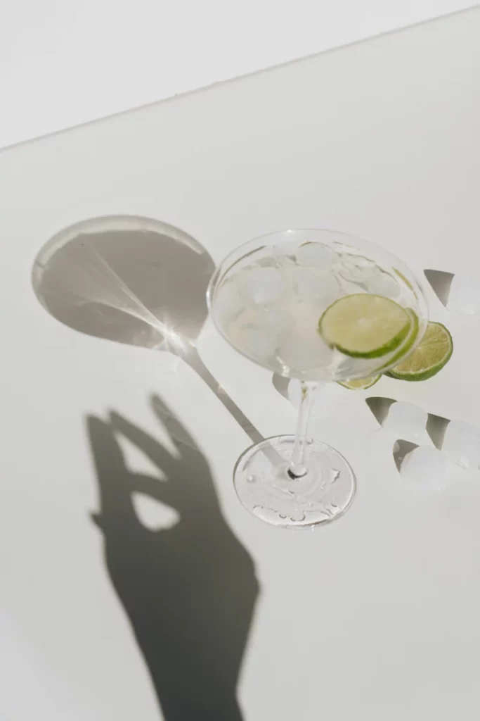 Cocktail servi avec des rondelles de citron vert, dans l'esprit d'une margarita pétillante