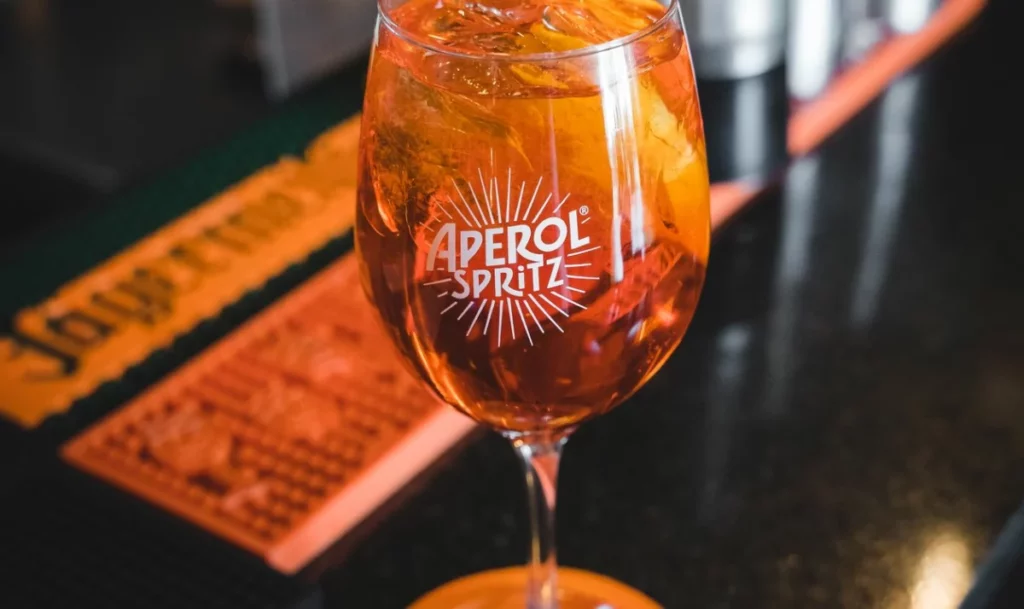 Cocktail Aperol Spritz servi au bar, illustration de la nouvelle bouteille Aperol ete 2026