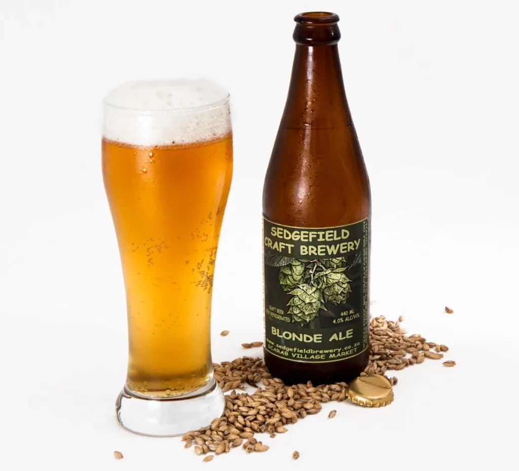 Biere artisanale sans alcool servie dans un verre
