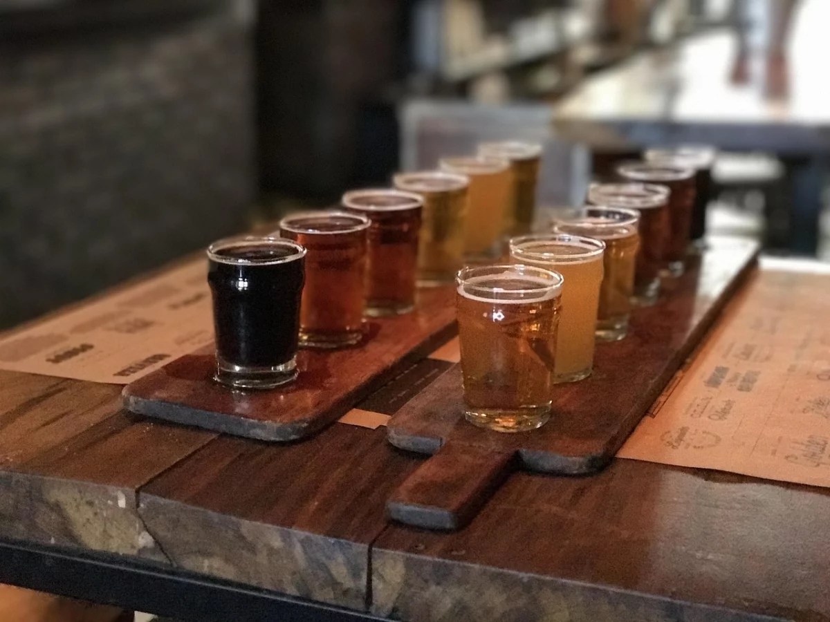 Bière artisanale servie dans un verre lors d'une dégustation