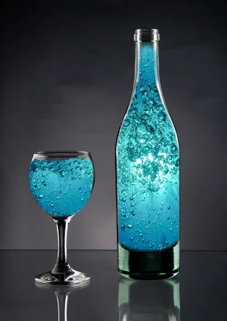 Bouteille d'eau pétillante turquoise