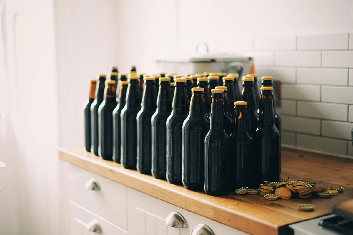 Bouteilles de bière alignées, production brassicole
