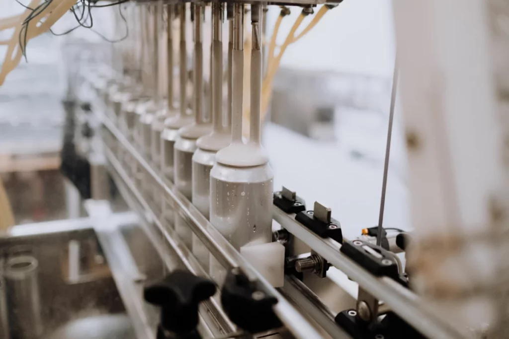 Ligne de mise en cannette de bière dans une brasserie artisanale