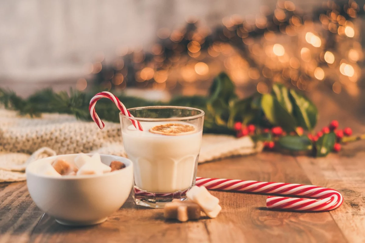 Cocktail de Noël décoré pour les fêtes de fin d'année