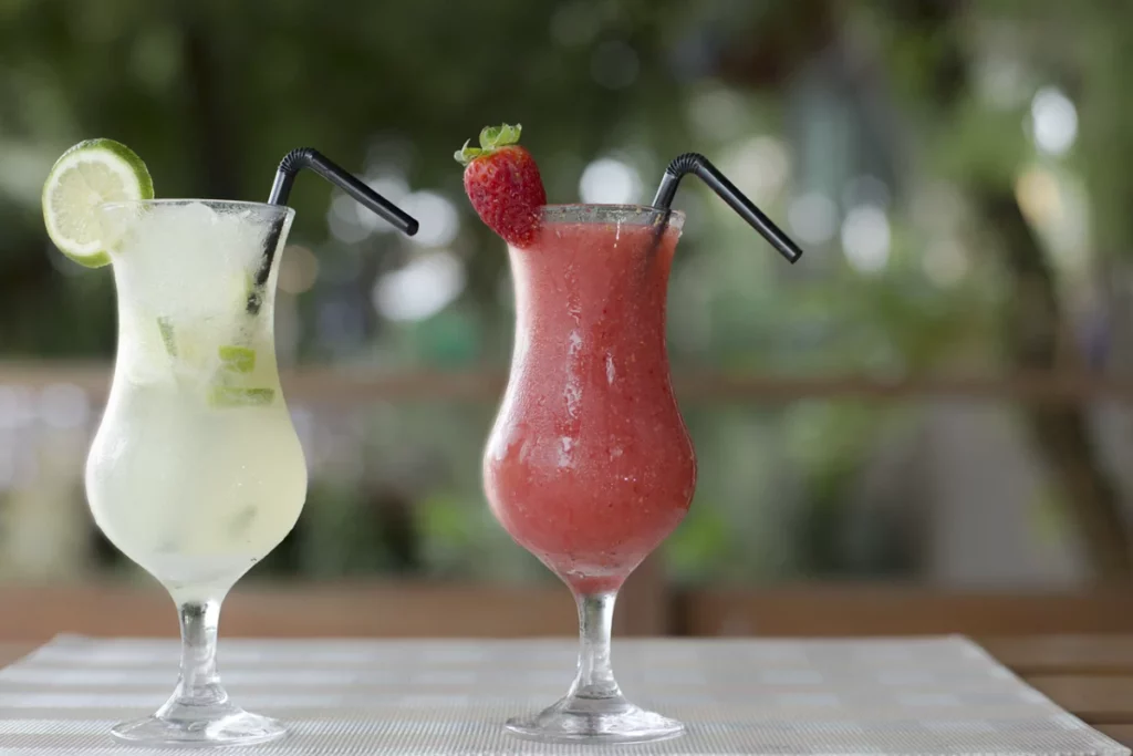 Cocktail sans alcool servi dans un verre au bar