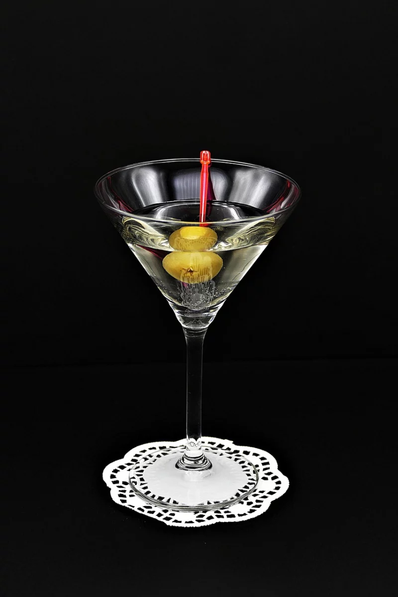 Cocktail Martini avec olive dans un verre