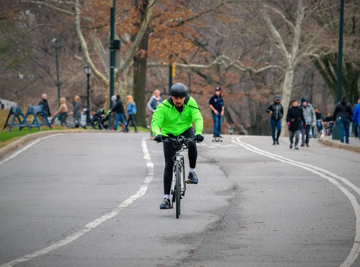 Cycliste sur route lors d'une course cycliste