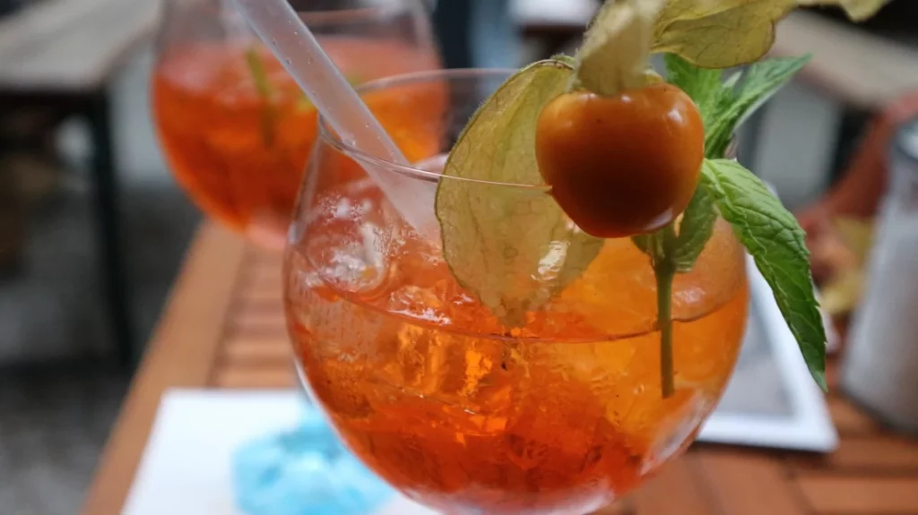 Cocktail Aperol Spritz à l'orange sanguine servi dans un verre
