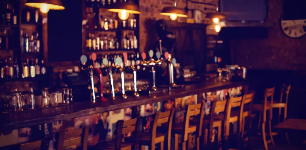 Bar à bière artisanale avec chaises vides, illustration de la fermeture d'un pub craft beer à Paris
