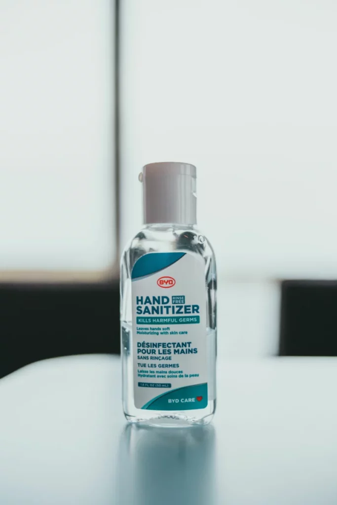 Petit flacon de gel hydroalcoolique en gros plan