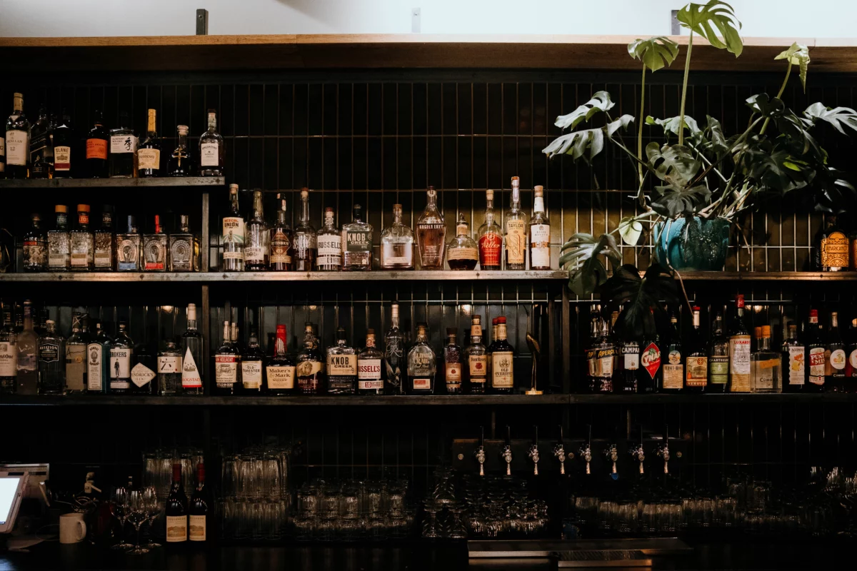 Etagere de spiritueux premium dans un bar