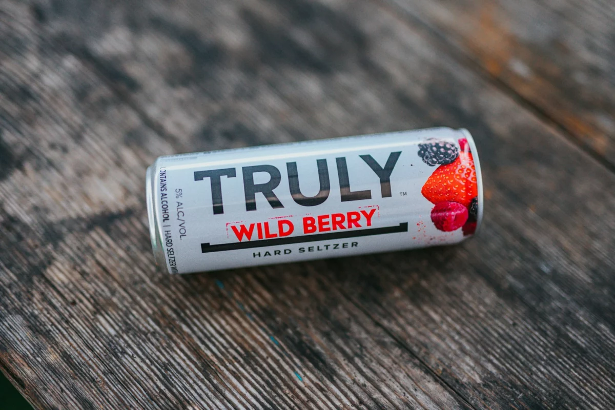 Canette de hard seltzer artisanal