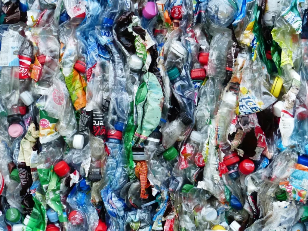 Bouteilles en plastique destinees au recyclage et a la consigne
