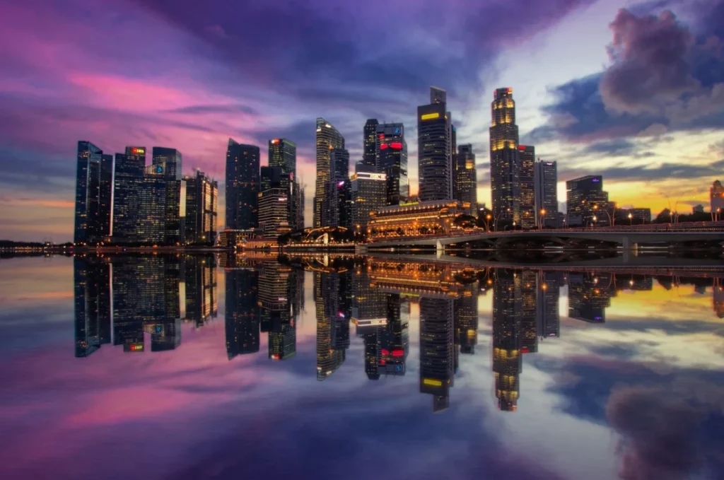Skyline de Marina Bay à Singapour au coucher du soleil