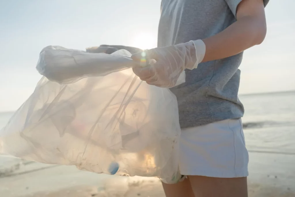 Bouteille en plastique polluant l'environnement, enjeu du recyclage