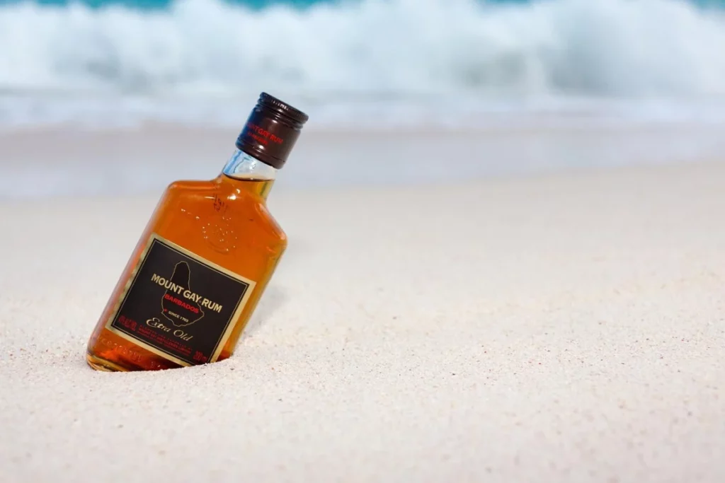 Rhum et boisson caribeenne, verre sur fond tropical