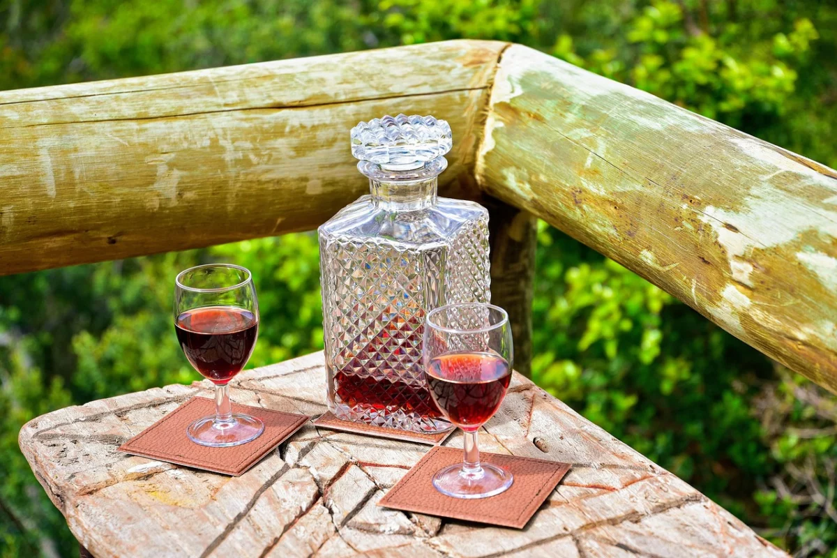 Carafe à décanter et verre de vin