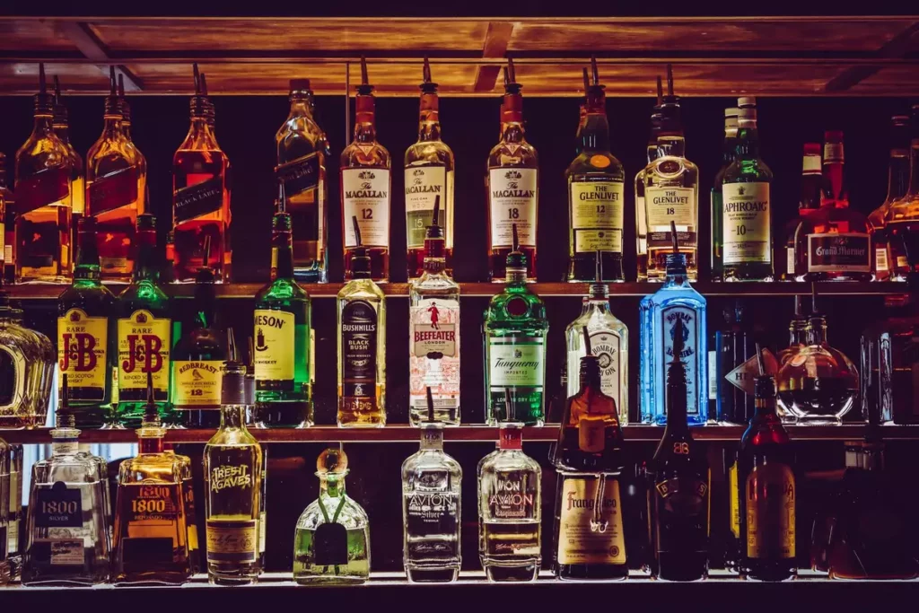 Étagère de bar garnie de bouteilles, illustration de l'actu boissons de la semaine