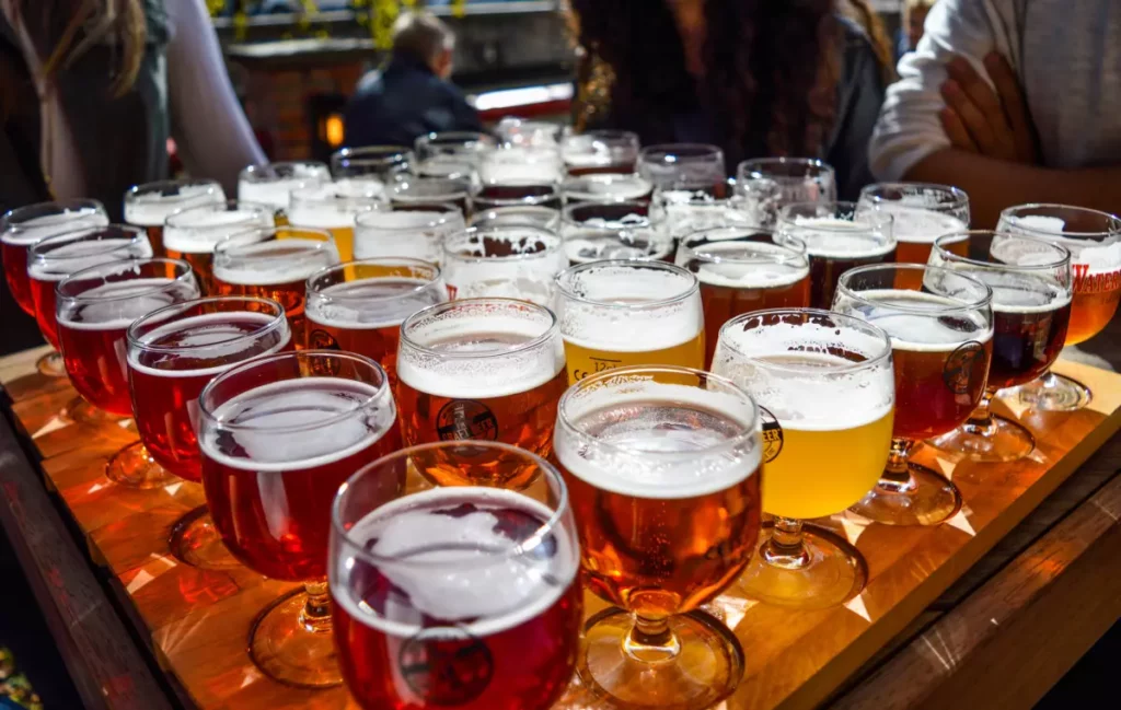 Dégustation de bières artisanales en terrasse, dans l'esprit de la fête de la bière nature et sauvage