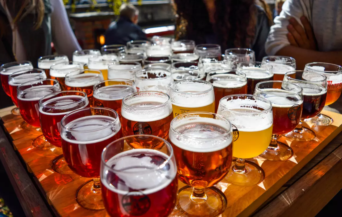 Dégustation de bières artisanales en terrasse, dans l'esprit de la fête de la bière nature et sauvage