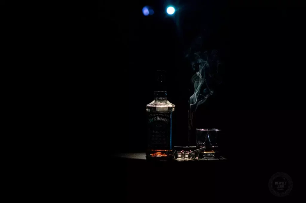 Bouteille de spiritueux ambré sur fond sombre, à l'image des single casks de la Planteray Extreme Series VI