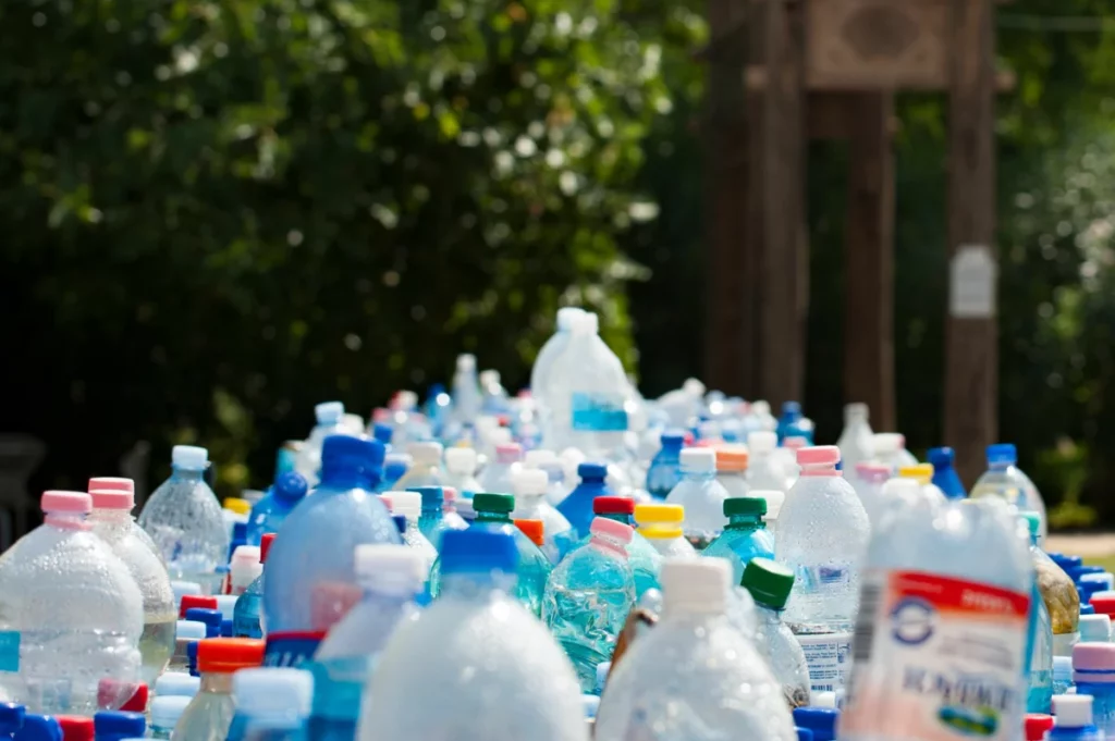 Bouteilles en plastique de boisson triées pour le recyclage, au cœur du règlement PPWR emballages
