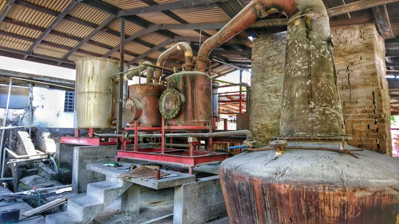 Alambics pot still John Dore de la distillerie Rivière Antoine, distillation artisanale du rhum en Grenade